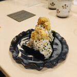 Sumibikushiyaki Choumusubi - 鳥むすび：とり天のおむすび、ご飯に胡麻、昆布、あさつきなどが入ってお気に入り♪