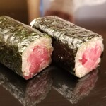 鮨 あらい - (08)鉄火巻き、
      日本近海の産卵期は春～夏、旬は初秋～冬
      見出し感じ背トロでしょうか、細かな短冊にキメ細かくサシが入っています
      透明感のある脂の旨みを海苔の香りと共に楽しみます