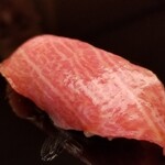 159641978 - (17)本鮪中トロ(青森県大間産、延縄、170kg)
                        鮨あらいサンと言えば本鮪！が代名詞
                        腹トロ、上質な神戸牛のようなサシが美しい
                        濃厚な旨みとコク、口の中でサッと融けて行く
                        余韻に力強さがあります