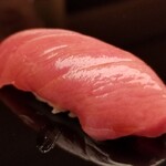 159641979 - (18)本鮪背トロ(青森県大間産、延縄、170kg)
                        日本近海本鮪特有の薫り、微かな酸みと軽やかでもトロッとくる脂の旨み、爽やかな口溶け
                        個人的には大トロよりも好きです