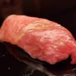 159641980 - (19)本鮪大トロ(青森県大間産、延縄、170kg)
                        いよいよ大本命、怒涛の脂のり、旨みとコクが口腔内を席巻！
                        これが鮨あらいサンの大トロか！と唸りつつ満喫
                        