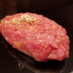 鮨 あらい - (20)本鮪中落ち&刻み沢庵&刻み葱(おはぎ)
      アレンジで本鮪6種を締め括り
      サッと溶ける中落ちに薫りと塩みと食感を加える沢庵
      微塵切りされており、全く邪魔をしない事に｢なるほど！｣と感心