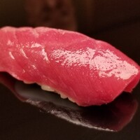 鮨 あらい - (16)本鮪赤身(青森県大間産、延縄、170kg)
                      煮切り醤油をサッと塗るが赤身自体はヅケでないため、赤身の風味とコクがダイレクトに
                      酸味がほのかにあり、旨みが華やかです