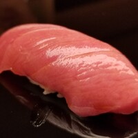 鮨 あらい - (18)本鮪背トロ(青森県大間産、延縄、170kg)
                    日本近海本鮪特有の薫り、微かな酸みと軽やかでもトロッとくる脂の旨み、爽やかな口溶け
                    個人的には大トロよりも好きです