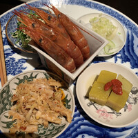 大傳梅梅 - 前菜（酔っ払い海老の紹興酒漬け、豆苗と干豆腐炒め、烏賊とセロリのさっぱり炒め、ハチノスピリ辛、芋羊羹）