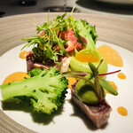 勝浦産戻り鰹とフロマージュのテリーヌ　アボカドのクーリ　グレープフルーツのマルムラード　チョリソとアンチョビのソース