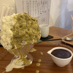 Hachiko Ori - ピスタチオ・ベリー・レアチーズのかき氷。右ピスタチオ、左レアチーズ、別添えのベリー