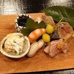 津の守坂 小柴 - 八寸_左から柿白和え、烏賊の炭造り、鰆の棒寿司、銀寄栗揚物、牛座布団醤油漬け、茹でおおまさり、車海老芝煮、銀杏揚げ、胡瓜の醤油漬け