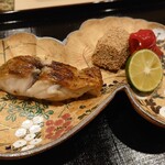 津の守坂 小柴 - 待ち切れずに箸を入れてしまった（汗）のど黒塩焼き、里芋のケシの実揚げ、赤ピーマン炭火焼