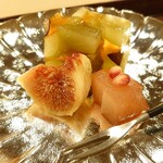 津の守坂 小柴 - シャインマスカットと長野パープルのプルーンゼリー、黒無花果、梨の赤ワイン煮