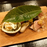 津の守坂 小柴 - 八寸は、葉っぱで目隠し♪