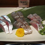 楠 - ヒカリモノ3点盛り、左から〆サバ、サワラの炙り、アジ