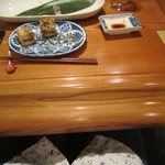 楠 - カウンター席、この溝がいい！！肘掛けにピッタリ！だから長居してしまいます。