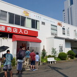 文明堂食品工業 - 文明堂食品工業 横浜工場売店、平日ですが、この日は釜出しカステラ発売日、開店したばかりですが、既に長い行列ができています。