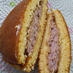 まるかん菓子店 - 生クリームどら焼きの断面！