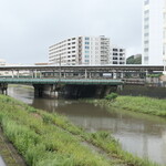 Chainate Burufamu Ran - （おまけ）柏尾川に架かる、JR戸塚駅の橋上駅舎。東海道線や横須賀線が行き交う