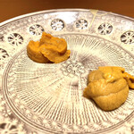 鮨 さいとう - 手前 今治産　奥 北海道産バフンウニ