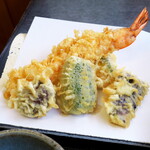 そば処 まつもと - カラッとクリスピーな衣、ジューシーな椎茸の天ぷら。海老・ピーマン・茄子・かぼちゃ