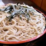 そば処 まつもと - 茹で加減は硬すぎず、柔らかすぎず。ところどころにホシ（挽きぐるみ）が見られる