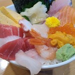 魚志 - 上海鮮丼。彩りが素晴らしい。