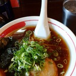 正龍 - ラーメン(右上にクラッシュアイス入りステンレスコップ)