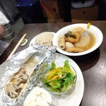 アングラ鉄板焼き マギー - 連れが注文のおでんの定食1000円