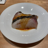 鮨 こしかわ - 鰆の藁焼き　脂がのって上手につままないと箸でほぐれてしまいそう。藁焼きした皮の風味も絶妙。