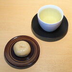 Kuroyanagi - 折角なので、最高級の煎茶を淹れてみました。意外と色が薄いのですが、香りと味はばっちり（お茶の話）