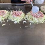 Okonomiyaki Sintyou - ショブリ肉。右がダブル。100円増しは普通でも沢山入ってます！