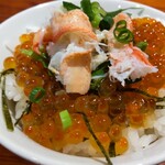 灼味噌らーめん 八堂八 - 週末限定飯(数量限定) 500円、「北海道産自家製いくら醤油漬」と「茹でたてセコガニ」がのった小丼になります