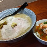 Yaki Miso Ramen Yadoya - 味噌らーめん 800円﻿、週末限定飯(数量限定) 500円、「北海道産自家製いくら醤油漬」と「茹でたてセコガニ」がのった小丼になります