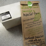 クラブハリエ - 持ち帰り箱＆リーフパイの持ち帰り袋にはリーフのシールが(^.^)