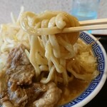 津志田 虎勝軒 - 自家製極太ゴワ麺も小麦風味が強く食感もかなりの弾力があり、強いスープに負けて無くて美味しい！