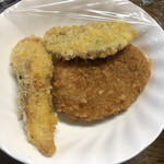 おふくろ亭 - 2021/10/10
      ホル鍋 ニンニク 400円
      揚げだしなす 100円
      フライ3品 100円 コロッケ、チクワ、黒はんぺん