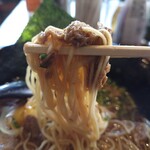 RAMEN SHELTER - 和牛すき焼き拉麺の麵リフト