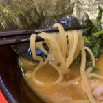 Yokohamaiekeisouhonzanyoshimurakechokkeitenramenuchidaya - 麺は幅広な中太麺