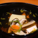 日本料理 幸庵 - 松茸と銀杏豆腐の煮物椀アップ