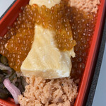 駅弁屋 祭 グランスタ店 - こぼれイクラとトロサーモンはらす焼弁当¥1.380