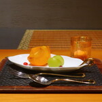 日本料理 幸庵 - シャインマスカットと柿とコアントローゼリー ざくろ添え、人参とリンゴのアイス