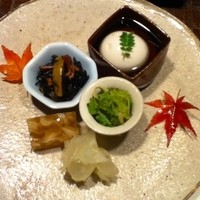 沖縄懐石 赤坂潭亭 - 前菜のジーマミ豆腐、ミミガー寄せなど