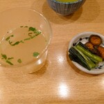 伊勢廣 - 鶏スープと漬物