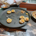 中国飯店 麗穂 - 廊下でコックさんがせっせと上海蟹を剥いておられました。