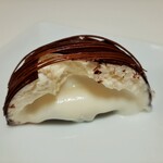 159681196 - パリッとチョコレートの殻を割ると、中からココナッツクリームがトロ～リ♪ふわっふわ儚くとろけるココナッツムースとチョコが合う！