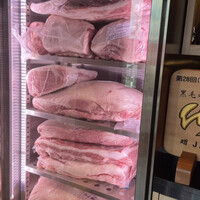 兜 中目黒店 - 店内の冷蔵ケース