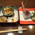 松戸甲羅 - 前菜、サラダ(左)、かに刺身(拡大図)