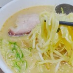 Ra-Men Shoppu Satsumakko - 麺は中細。スープとよく合います