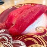 回転寿し トリトン - 【2021年09月】本まぐろ赤身＠363円(込)。