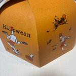 モーツァルト - 今年も待望のパンプキンパイが遂に解禁！レジ横に並べられた焼きたてのパイ達がたくさんありました。箱もお洒落でこだわりが感じられます。