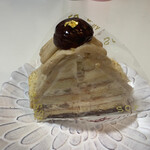 モーツァルト - 栗。洋酒が効いたマロンクリームに、モンブランやマロングラッセよりもスポンジは多めです。