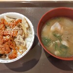 すき家 - 料理写真:キムチ豚丼ミニと豚汁